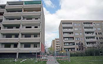 Wohnungsabriss im Osten: Plattenbauten beim Abriss in Marzahn-Nord