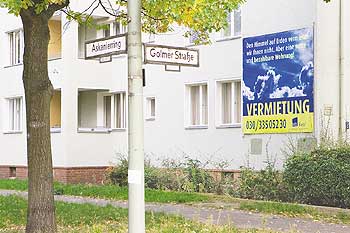 Plakat mit der Aufschrift 'Vermietung' an einem Haus in der Spandauer Neustadt