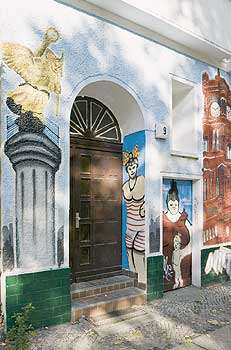 Dekorative Wandmalerei als Schutz vor ungebetenen Graffiti-Künstlern (hier: Wuhlischstraße in Friedrichshain)