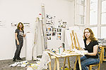 Zwei Künstlerinnen in ihrem Atelier