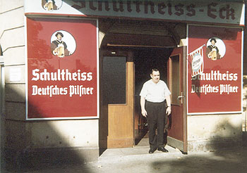 Historische Aufnahme: Rudolf Timme im Eingang seiner Schultheiss-Kneipe