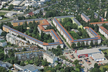 Luftaufnahme mit den Schrägdach-Photovoltaikanlagen der GeWoSüd in Weißensee