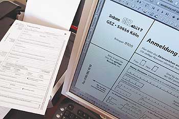 Computer-Bildschirm mit dem Online-Anmeldeformular der GEZ