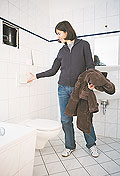 Wohnungsinteressentin probiert die Installationen und Armaturen aus