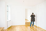 Wohnungsinteressentin fotografiert M&auml;ngel in der neuen Wohnung