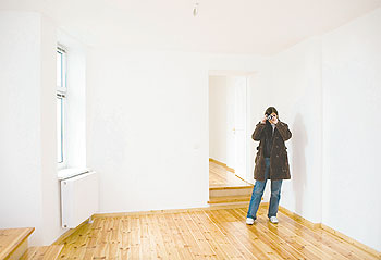 Wohnungsinteressentin fotografiert Mängel in der neuen Wohnung