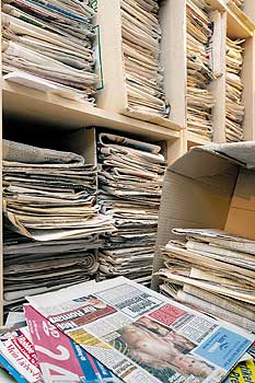 In Kartons und Regalen gestapelte Zeitungen