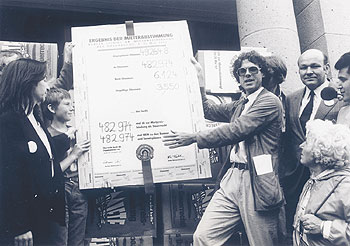 Hartmann Vetter in den 80ern bei der Übergabe der 483.000 Stimmen vor dem Rathaus Schöneberg, im Hintergrund Walter Momper (SPD)