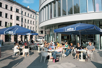 Straßencafe im Szenebezirk in Mitte