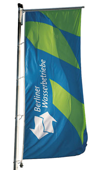 Fahne mit Logo der Berliner Wasserbetriebe weht im Wind