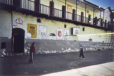 Gefängnis mit Zellen, Sportplatz und Wappen an der Wand