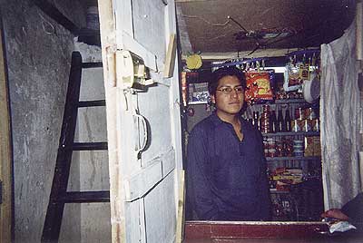 Kioskbesitzer Manuel in seinem Laden