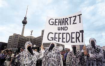 Hartz IV-Demonstranten mit Plakat: gehartzt und gefedert