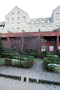 Ungers-Häuser mit Vorgärten und Terrassen