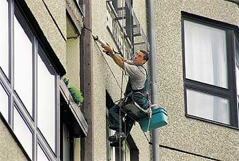 Handwerker an einer Hausfassade