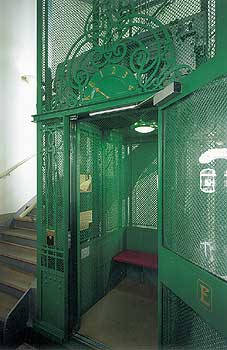 Alter offener Gitter-Fahrstuhl