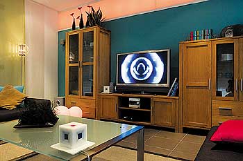 Wohnraum mit Flachbildschirm zum Mood Management: Licht, Musik und Farben nach Lust und Laune