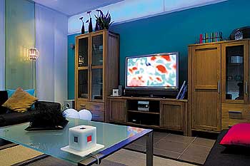 Wohnraum mit Flachbildschirm zum Mood Management: Licht, Musik und Farben nach Lust und Laune