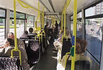 Menschen in einem BVG-Bus