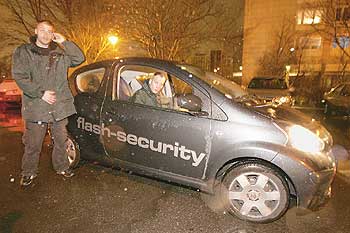 Security-Mitarbeiter mit ihrem Auto vor den Häusern der WBG Marzahn