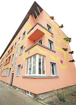 Verzierungen und Malereien an einem Wohnhaus am Obersteiner Weg in Weißensee