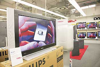 Großbildfernseher im Elektronikmarkt
