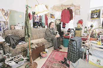 Volker Neumann in seinem Zimmer der Zweizimmerwohnung, die er sich mit einem Untermieter teilt