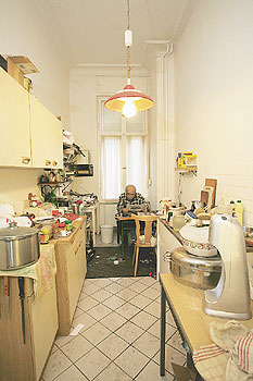 Gerald Wanger in seiner schmalen Küche
