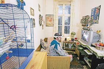 Harald Ortmann mit seiner Habe in einem Pensionszimmer