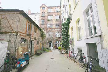 Innenhof des Mietshäuser-Syndikat-Projekts in der Kreuzberger Oranienstraße