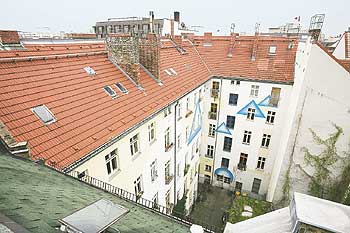 Blick auf die Dächer des Mietshäuser-Syndikat-Projekts in der Oranienstraße