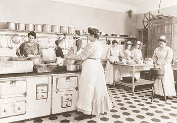 Das Essen per Haustelefon bestellen: Zentralküche vor 100 Jahren