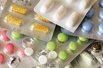 Bunte, angebrochene Medikamentenverpackungen