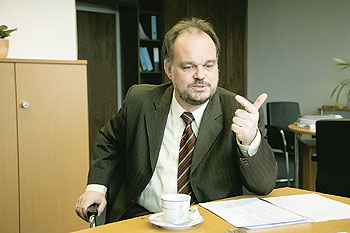 DMB-Bundesdirektor Lukas Siebenkotten in seinem Büro