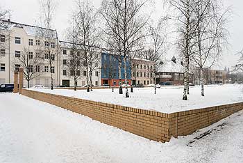 Neu angelegter Park und sanierte Gebäude am Carl-Weder-Platz