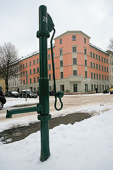 Wasserpumpe und sanierte Gebäude im Weißenseer Komponistenviertel
