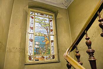 Aufwendig restauriertes Fenster in einem Altbau-Treppenhaus