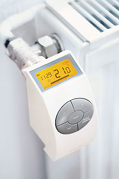 Digitales Thermostatventil an einem Heizkörper
