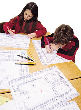 Kinder am Zeichnen: Planung eines Spielplatzes