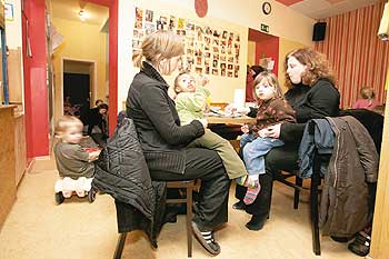 Alleinerziehende Mütter mit ihren Kindern in einer Betreuungseinrichtung