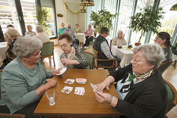 Seniorinnen spielen Karten