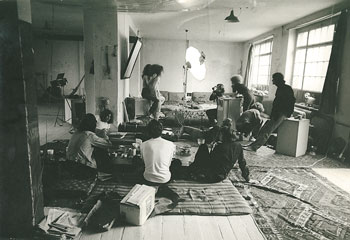 Ehemalige Kommunarden in ihrer Fabriketage im Jahr 1968