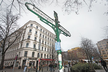 Altbauten und historisches Straßenschild am Kollwitzplatz