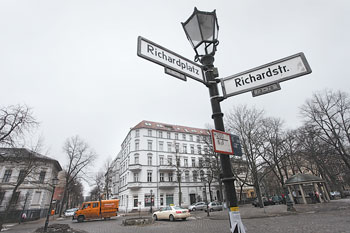 Altbauten und historisches Straßenschild und -laterne am Neuköllner Richardplatz