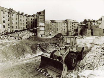 Ein Foto aus den 80er Jahren: Eine Planierraupe schiebt den Schutt abgerissener Altbauten beiseite