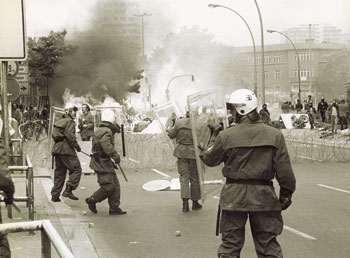 Ein Foto aus den 80er Jahren: Straßenschlacht zwischen Polizei und Hausbesetzern