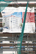 Werbetransparent für Eigentumswohnungen an einem Baugerüst