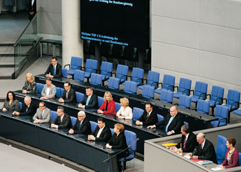 Die Mitglieder der Bundesregierung im Plenarsaal des Bundestages