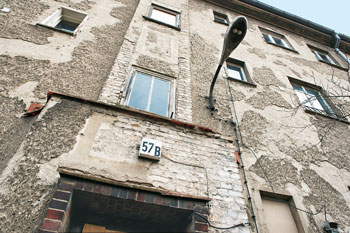 Stark renovierungsbedürftige Fassade