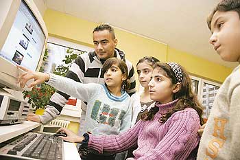 Kinder von Migranten bei Computerausbildung